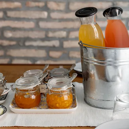 לינה וארוחת בוקר Good Morning 4*